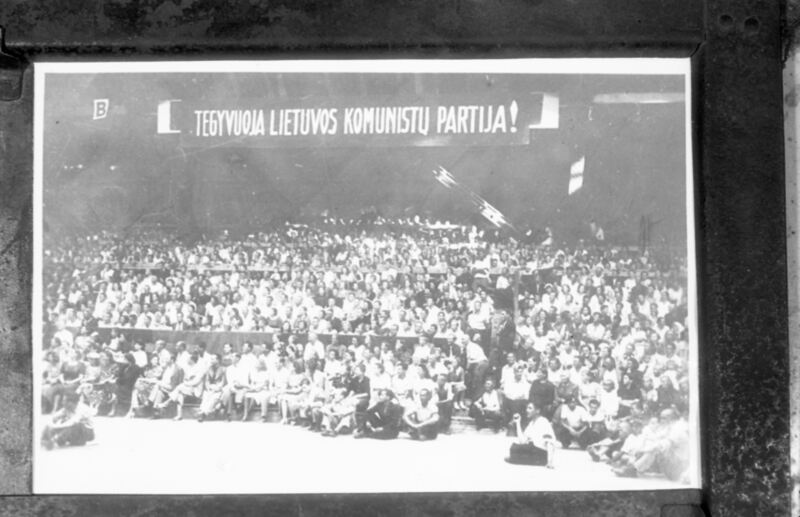 Koncertas halėje su plakatu „Tegyvuoja Lietuvos komunistų partija“