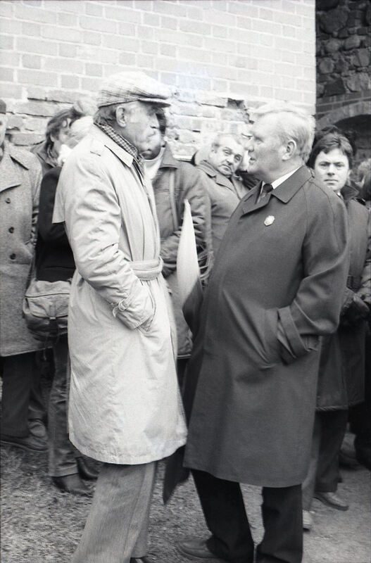 Lietuvos tautinės vėliavos iškėlimo Trakų salos pilyje 1988 m. spalio 27 d. renginys, kuriame dalyvauja LPS Iniciatyvinės grupės narys Vytautas Petkevičius.