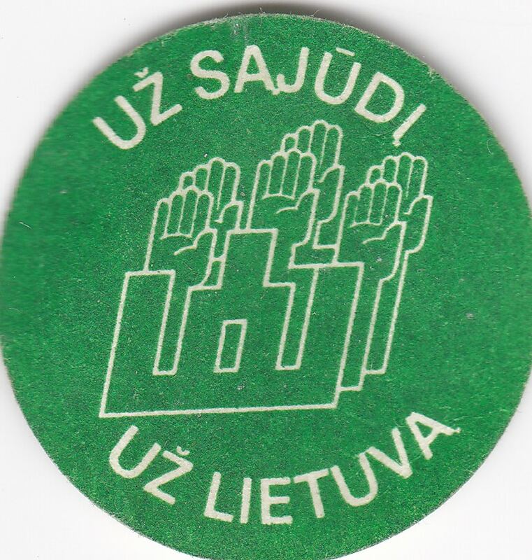 Lipdukas „Už Sąjūdį / Už Lietuvą“ su Gediminaičių stulpais.