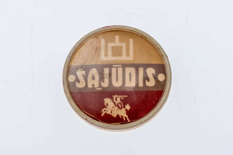 1989 m. ženklelis „Sąjūdis“ su Sąjūdžio simbolika.